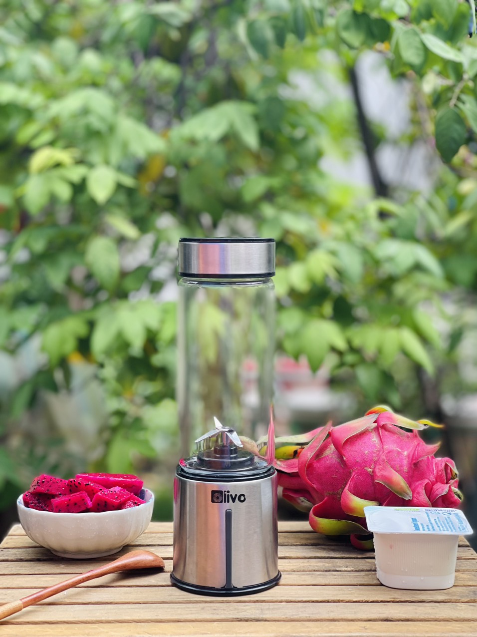 Làm sinh tố thanh long sữa chua cùng máy xay mini OLIVO PB01
