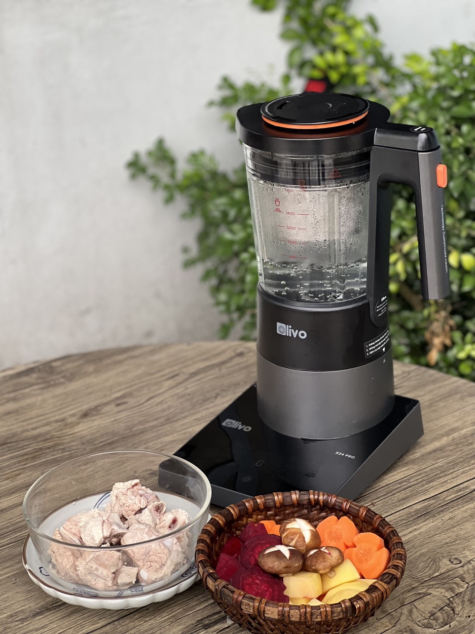 Canh sườn hầm rau củ cùng máy xay nấu đa năng OLIVO X24 PRO